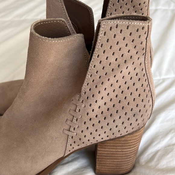 Steve Madden Shepp Beige Block Heel Perforated Ankle Boots - Picture 3 of 7